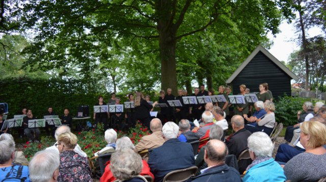 Efkes stille staon bie (vrijdag 10 juni 2022)